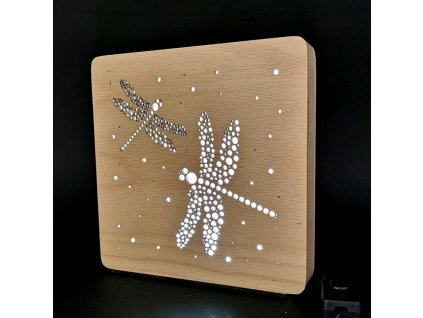 Dřevěná lampička s motivem vážky, velikost 20 cm, s LED osvětlením s trafem na 12V