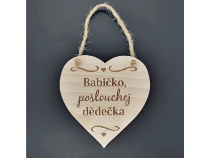 Dřevěné srdce s nápisem Babičko, poslouchej dědečka