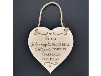 Dřevěné srdce s nápisem Žena jedno myslí, druhé