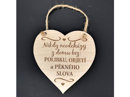 Dřevěné srdce s nápisem Nikdy neodcházej z domu bez polibku,..., masivní dřevo, velikost 16x15cm