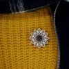 Dřevěná brož mandala, přírodní, 4 cm