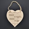 Dřevěné srdce s nápisem Život se nepíše, život se žije