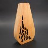 Holzvase in Form eines abgerundeten Dreiecks mit eingeschnittenem Motiv, Massivholz, Höhe 23 cm