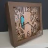 Dřevěné hodiny nástěnné ve tvaru stromu s modrým ptáčkem, masivní dřevo, průměr 30 cm