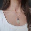 6103 3 dreveny privesek na krk z pryskyrice bily mix barev