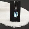 Dřevěný přívěsek na krk list, barevná, 6×3,5 cm