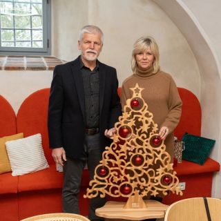 Pan prezident se svojí ženou a dárkem - výrobkem z naší dílny AMADEA #amadeacz #amadea #prezident #petrpavel #evapavlova...