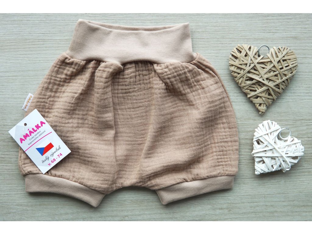 Letní kraťasy s náplety mušelín, oříškové latté