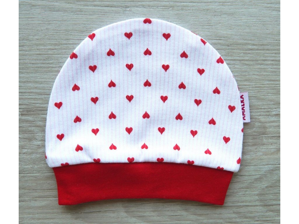 Bavlněná nasazovací čepička, červené srdíčka