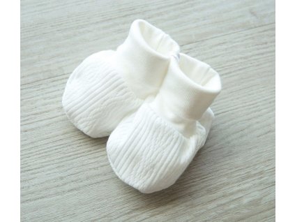 Bavlněné kojenecké capáčky jemný vzoreček, smetanové