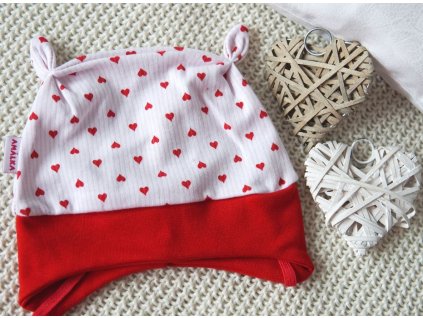 Bavlněná čepička s oušky, červené srdíčka