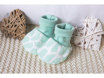 Bavlněné capáčky pro miminko zelené, žirafí potisk