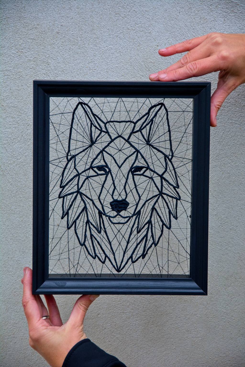 Krajkový / Stínový obraz - geometrický vlk - černý - vyroben technikou ručně šitá krajka
