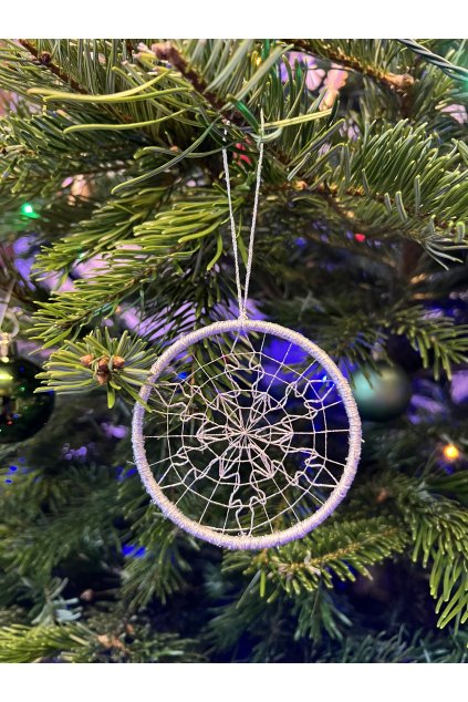 Vánoční ozdoby TŘPYTIVÉ - Sněhová vločka TŘPYTIVÉ - radost. Je vytvořený technikou: ručně šitá krajka. Velikost kruhu je 8 cm.