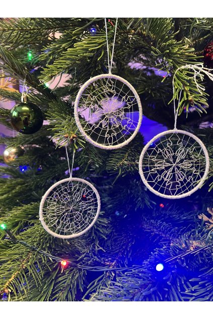 Vánoční ozdoby TŘPYTIVÉ - Sněhové vločky TŘPYTIVÉ - sada 3 kusů. Je vytvořený technikou: ručně šitá krajka. Velikost kruhu je 8 cm.