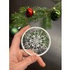 Vánoční ozdoby - Sněhová vločka  - radost. Je vytvořený technikou: ručně šitá krajka. Velikost kruhu je 8 cm.