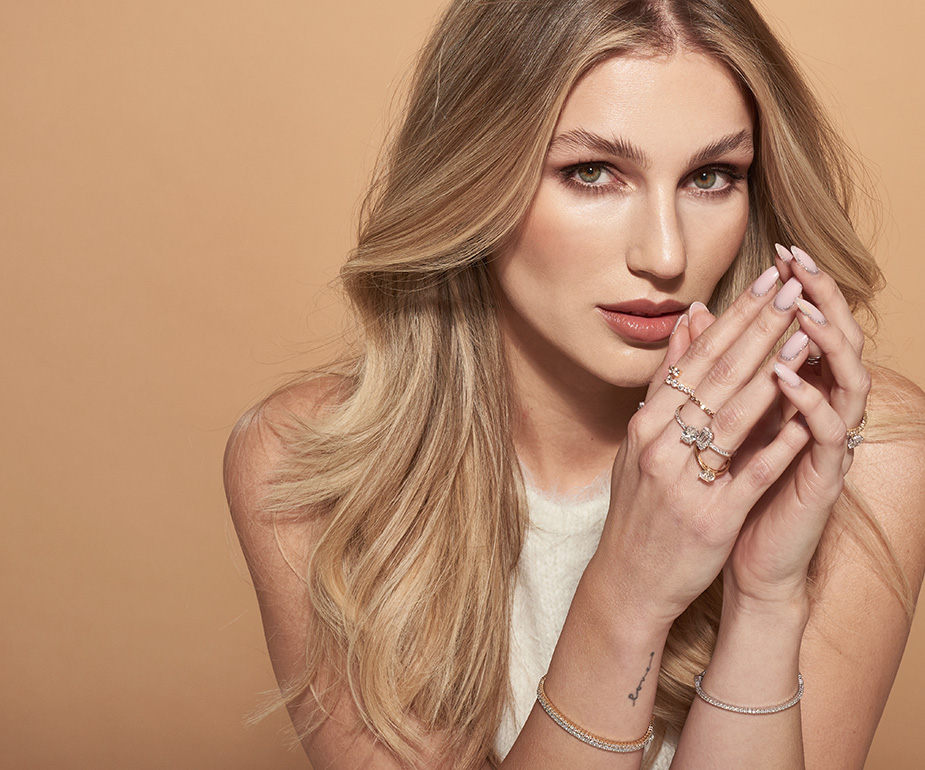 Modlelka s AMARO diamonds diamantovými prsteny