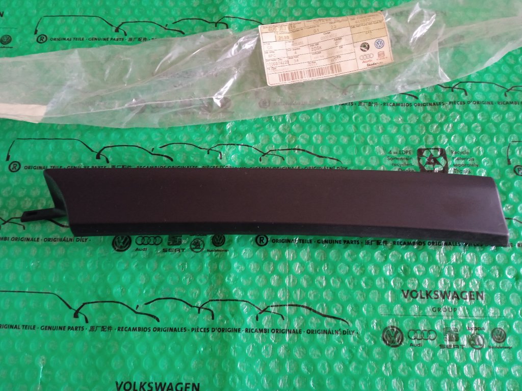 lišta pod světlo přední vpravo 01/98- 6U0853816