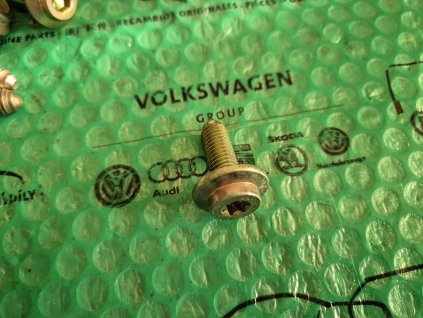 šroub pantu dveří Škoda Felicia 6U0837691