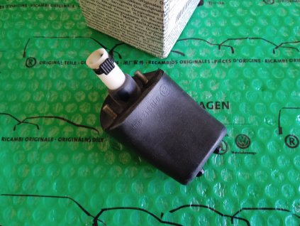 držák s tryskou ostřikovače světla Škoda Felicia před FL do 1997 6U0955101A