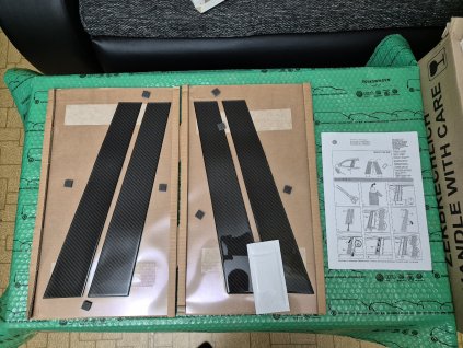 dekorační polep B sloupků dveří carbon design VW Golf VI od 2008 5K4071350A