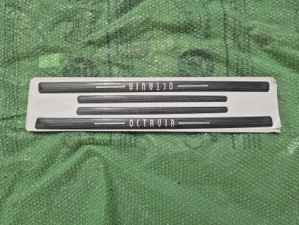 dekorativní ozdobné a ochranné samolepící lišty prahu carbon design Škoda Octavia I (1U)