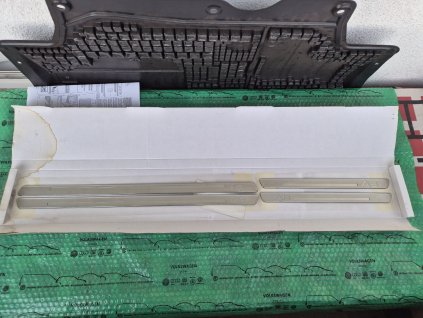 ozdobné samolepící lišty prahu Audi A6 limousine od 2005 s nápisem 4F5071305