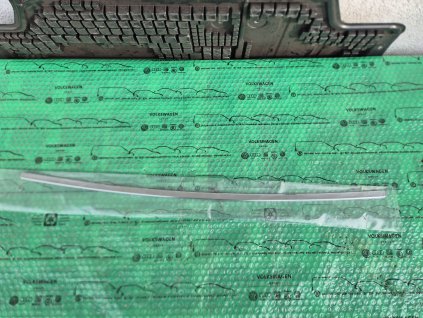 ozdobná chromová lišta spojleru zadního nárazníku, prostřední část Škoda Superb III Sport 3V58078232ZZ