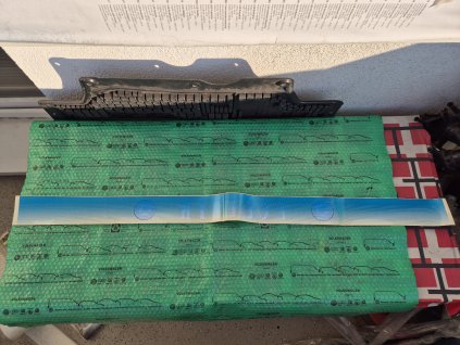 dobová nálepka, samolepící pruh na čelní okno s nápisem FELICIA modrá metalíza Škoda Felicia