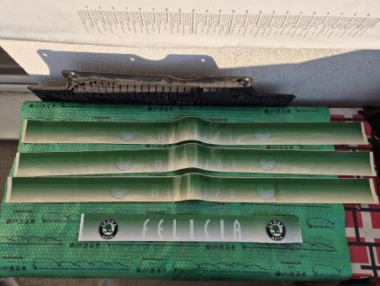 dobová nálepka, samolepící pruh na čelní okno s nápisem FELICIA zelená Škoda Felicia