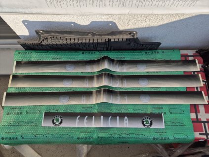 dobová nálepka, samolepící pruh na čelní okno s nápisem FELICIA černá Škoda Felicia