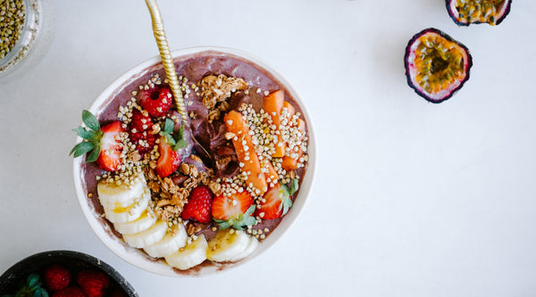 Acai bowl s papájou a ananasem