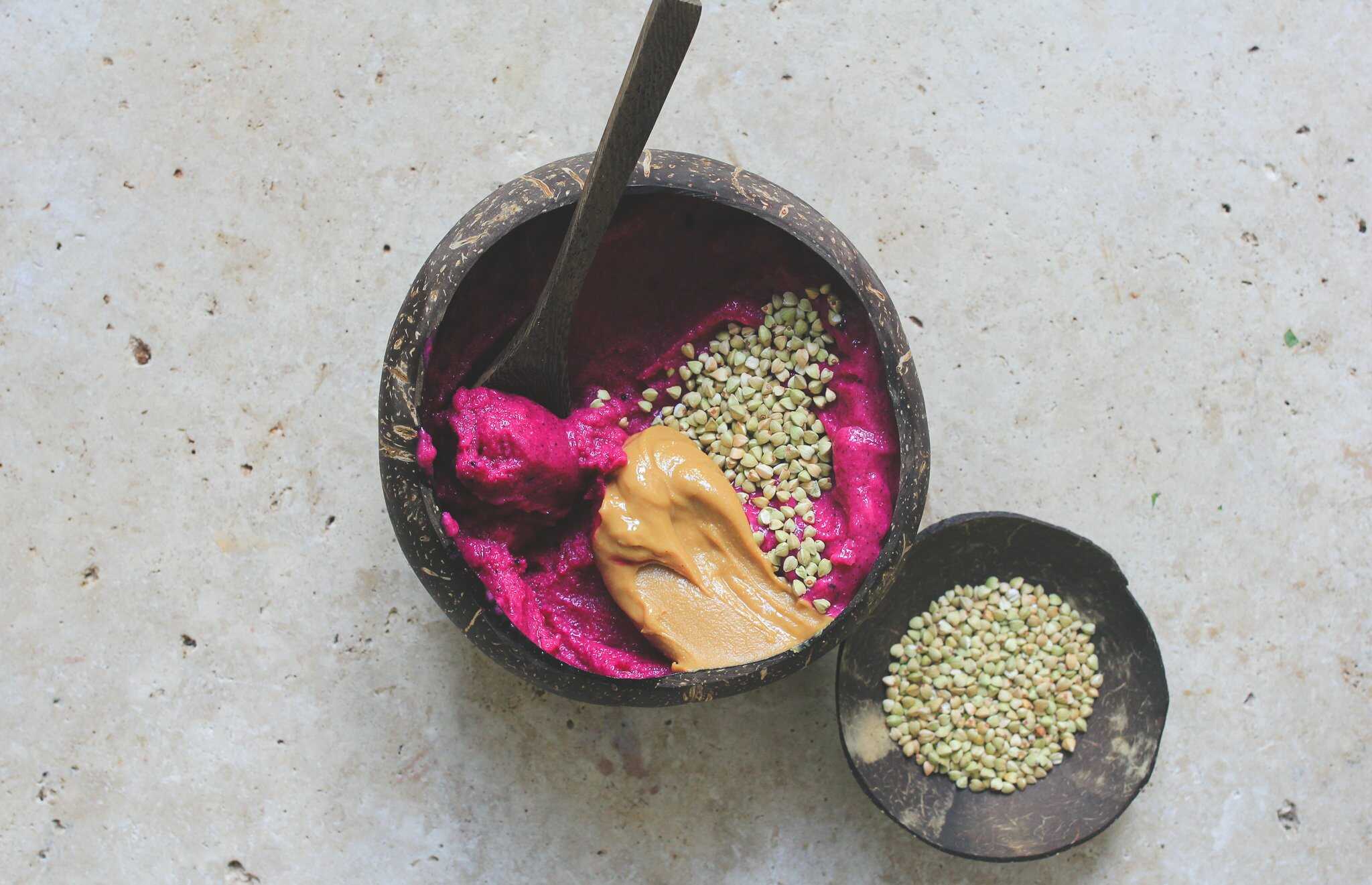 Pitaya smoothie bowl s jahodami