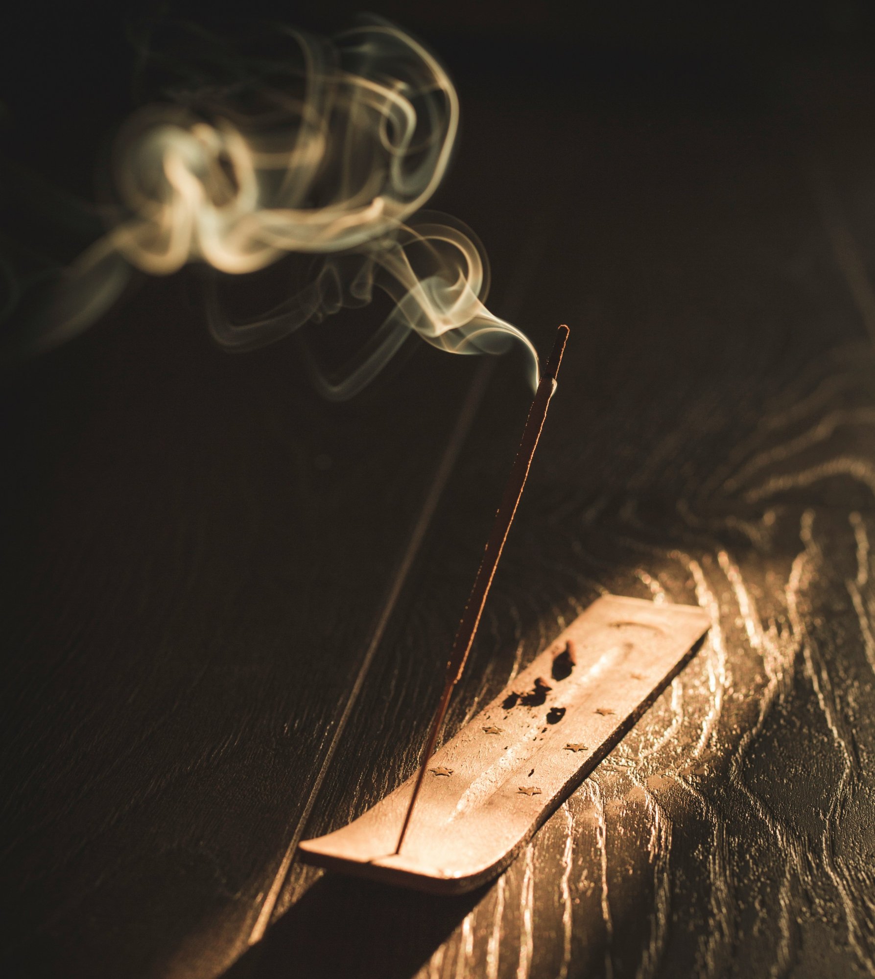 Ako vybrať a používať vonné tyčinky? Veľký sprievodca vaším rituálom.