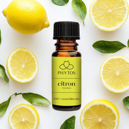 Lahvička s citronovým olejem na bílém podkladu s plátky citronu