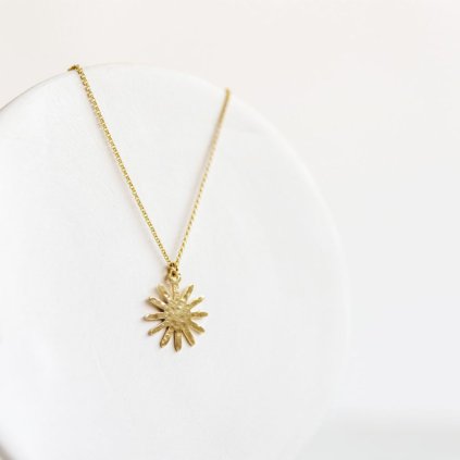 Řetízek s přívěskem slunce Fauna y Flora na bílém pozadí