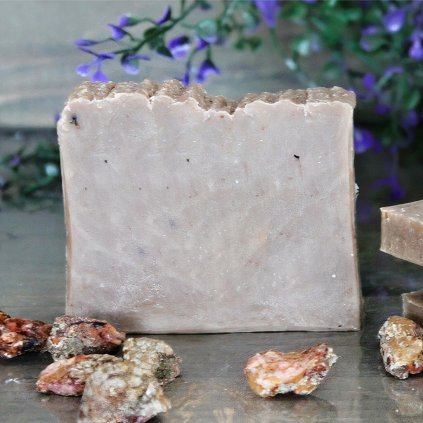 Smolné mýdlo Onneton Soap – přírodní mýdlo se smrkovou pryskyřicí a kardamomem, bez parfemace, pro zdravou pokožku