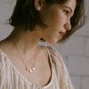 Pozlacený náhrdelník se třemi slunci na modelce Fauna y Flora