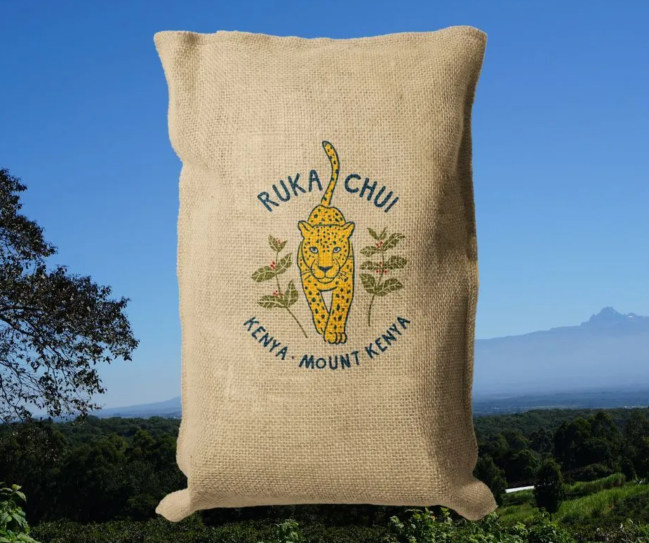 ruka_chui_ambere_kena_káva