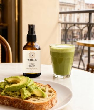 Atmosféra víkendového brunche v Miláně. Matcha, avokádový toast... a vaše nezbytná vlasová rutina. Oleum Nectare Prezioso...