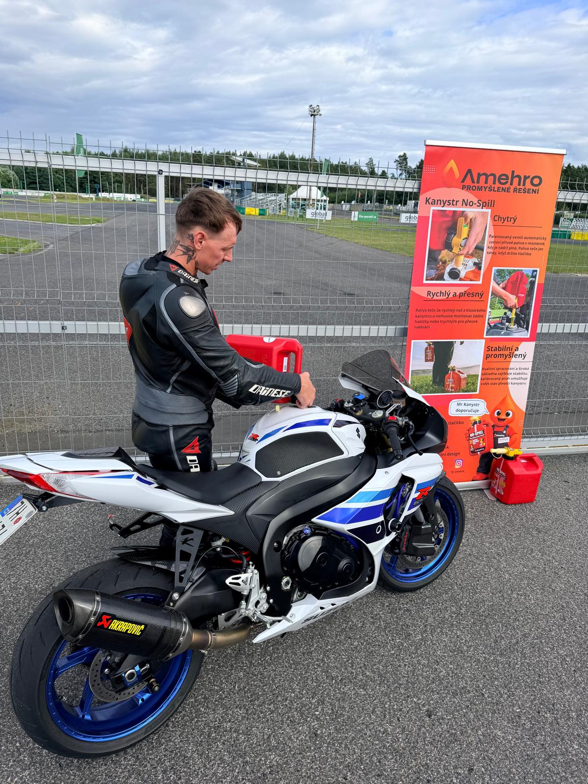 Tankování motocyklu pomocí kanystru No-Spill Amehro