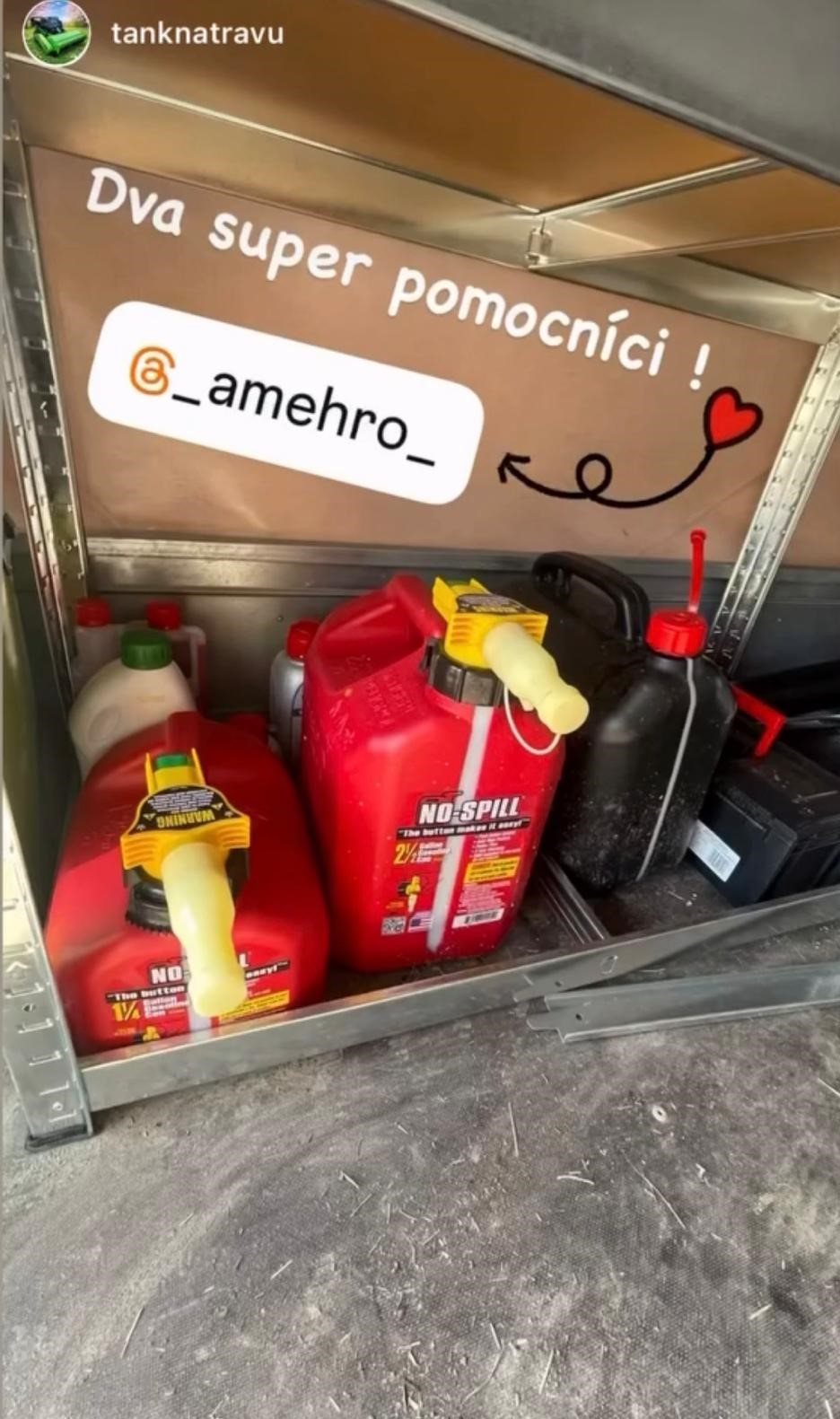 Kanystry No-Spill používané týmem Tank na trávu