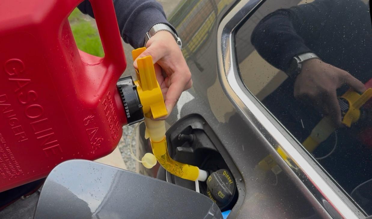 Přesné doplňování kapaliny do vozidla pomocí kanystru No-Spill