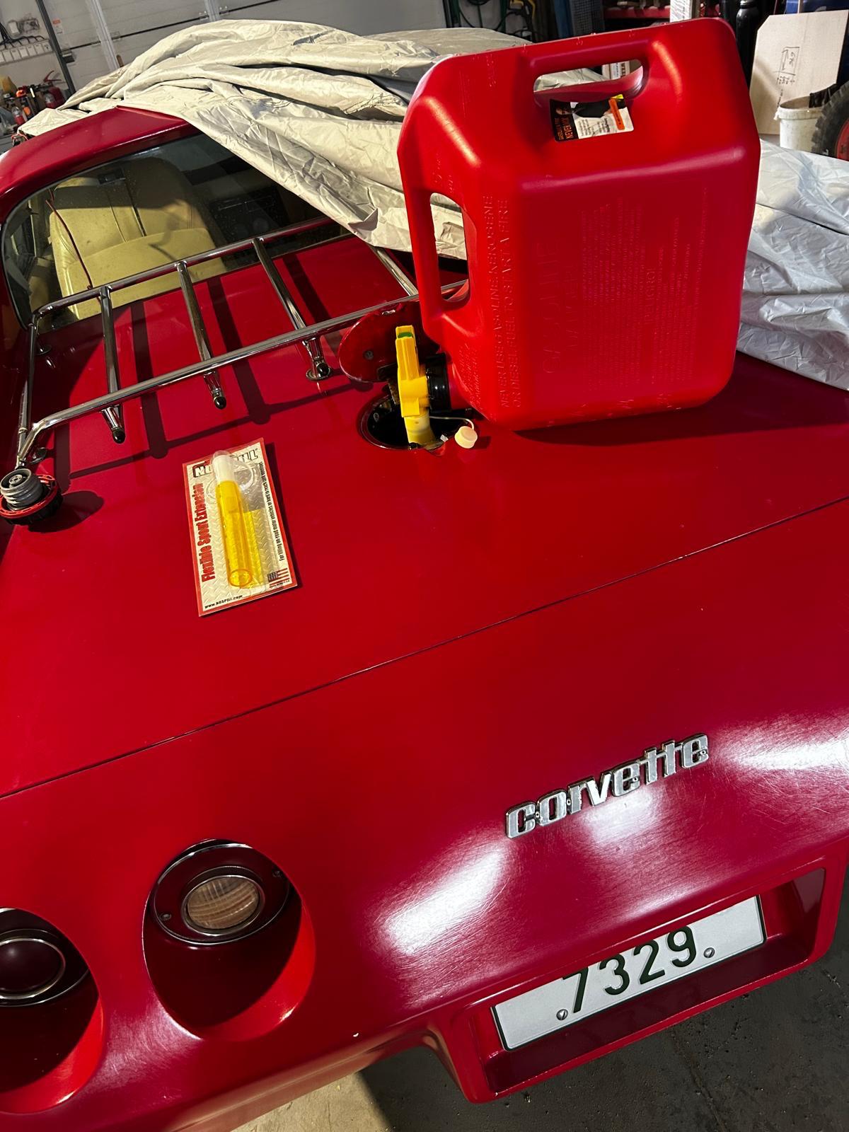 Tankování automobilu Corvette pomocí kanystru No-Spill