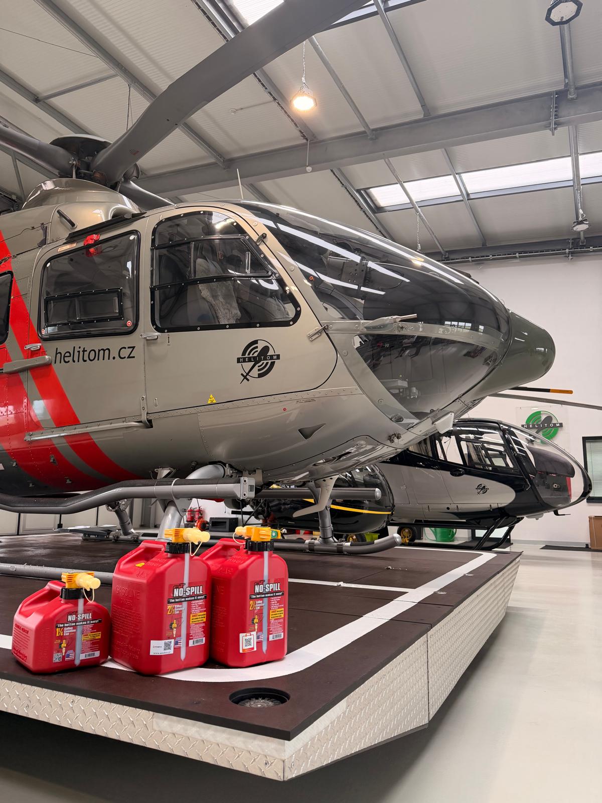 Kanystry No-Spill v hangáru společnosti Helitom