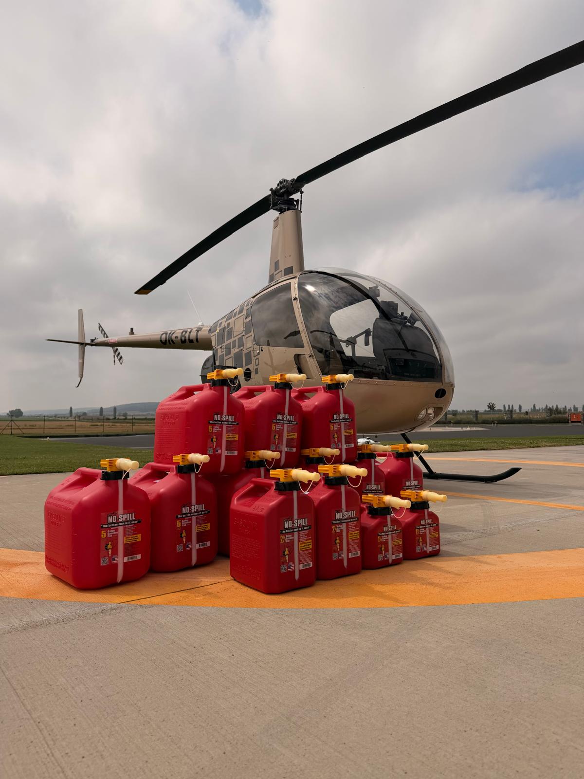 Kanystry No-Spill před vrtulníkem společnosti Helitom