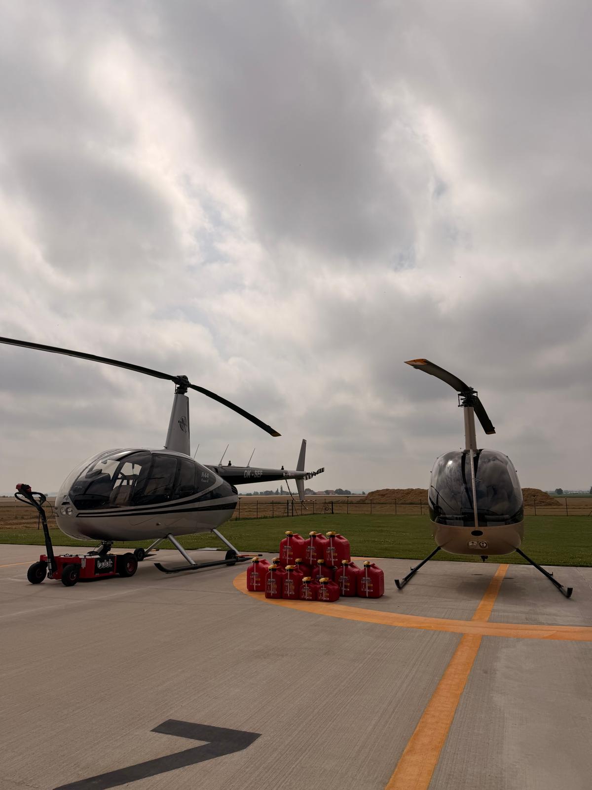 Kanystry No-Spill mezi dvěma vrtulníky společnosti Helitom