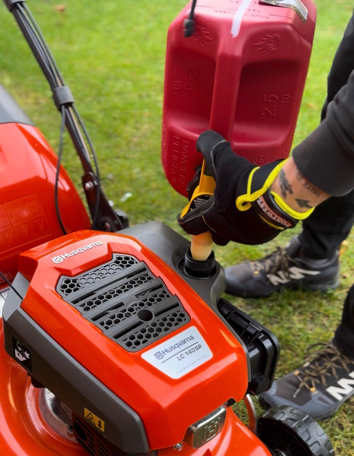 Kanystr No-Spill při tankování sekačky Husqvarna
