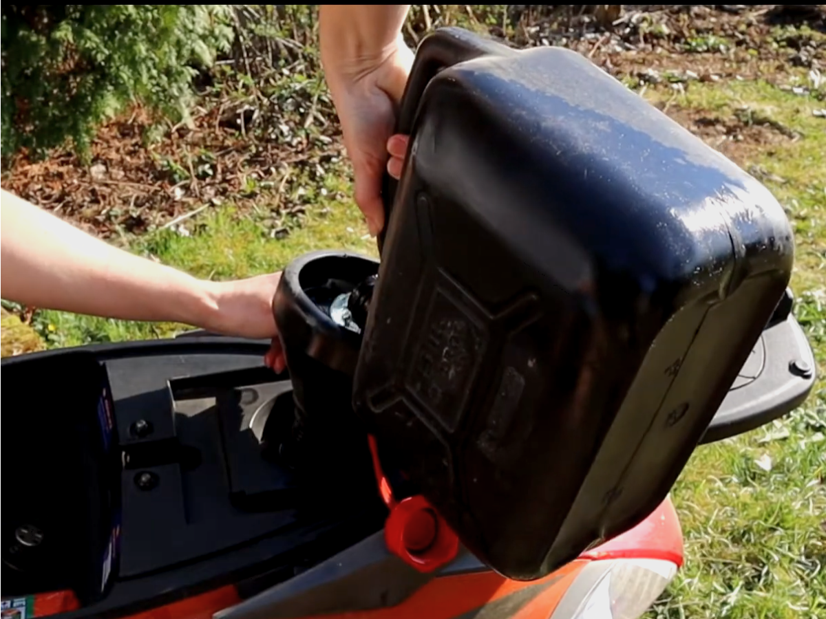 klasicky-kanystr-nalevani