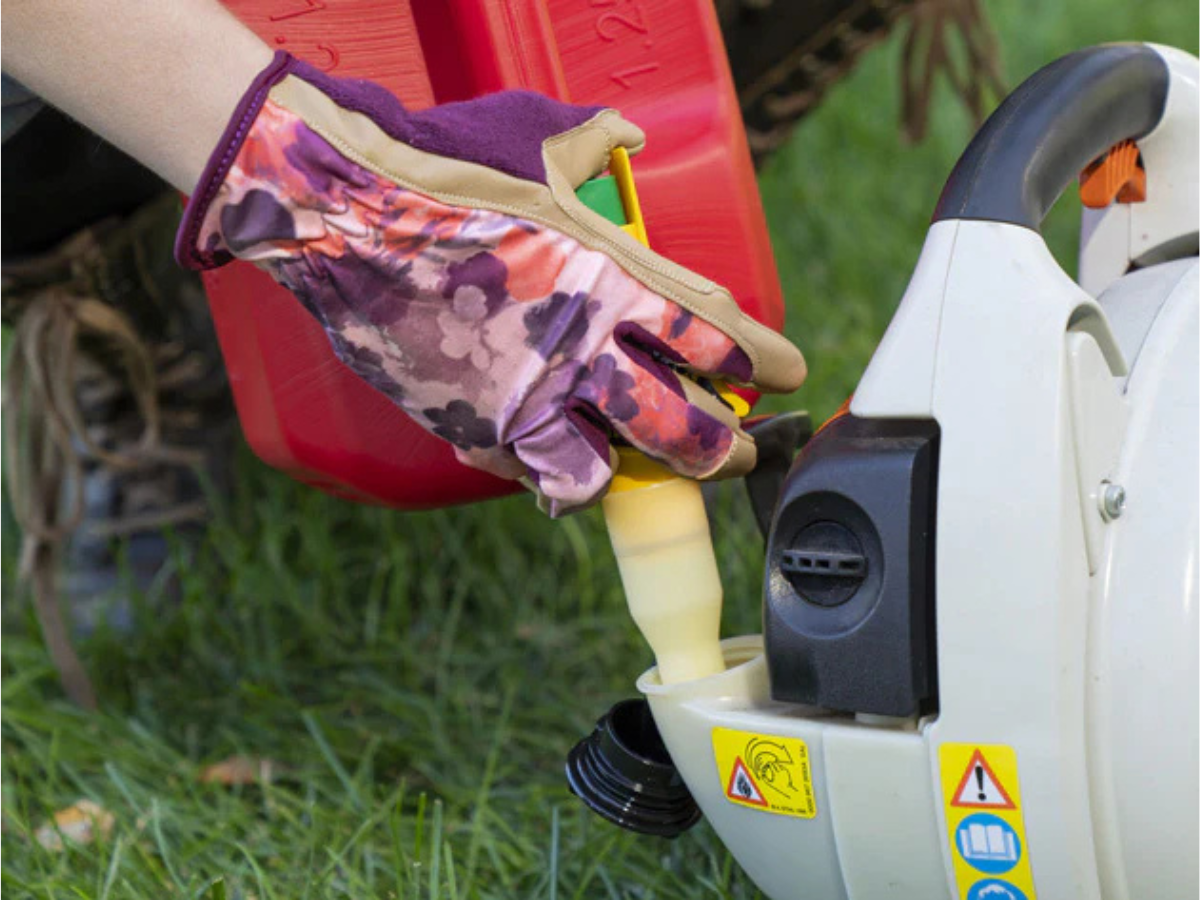 nalevani-benzinu-kanystr-no-spill